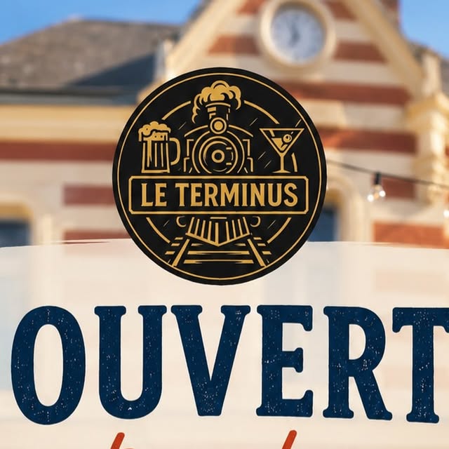 La façade en brique de l'ancienne gare de Sées, avec son horloge et le panneau Ouvert du Terminus